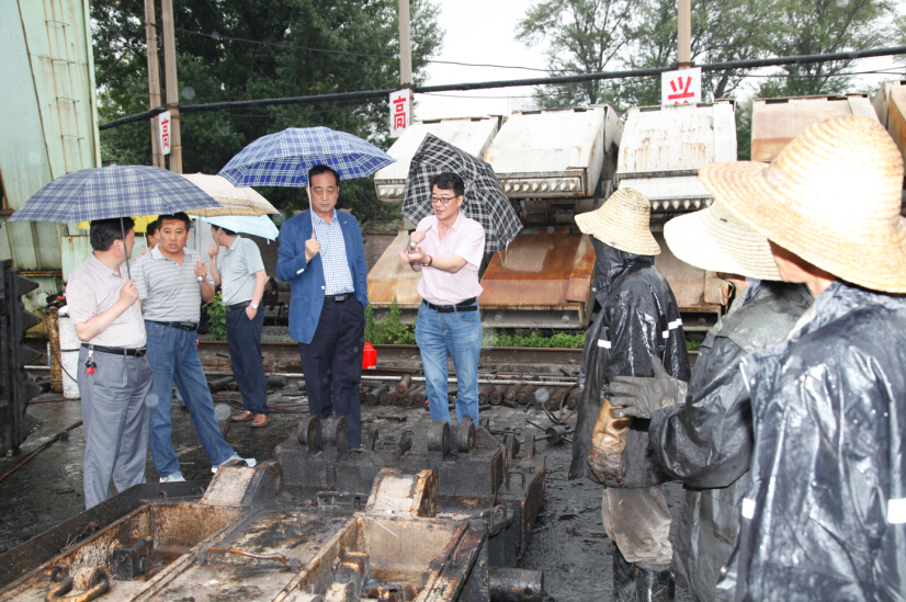 雨中檢查液壓支架維修進(jìn)展情況 雨中檢查液壓支架維修進(jìn)展情況