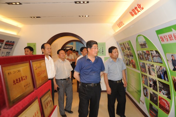 參觀企業(yè)文化展室 參觀企業(yè)文化展室