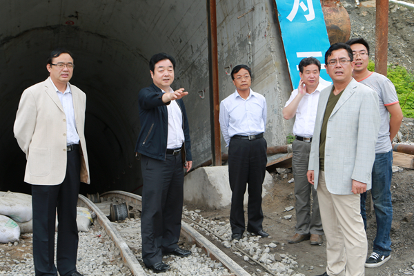 劉長來深入二號副斜井施工地點(diǎn)現(xiàn)場辦公 劉長來深入二號副斜井施工地點(diǎn)現(xiàn)場辦公
