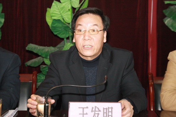 銅川礦業(yè)公司紀委副書記、銅川市預防職務犯罪工作網(wǎng)絡中心副主任王發(fā)明同志在會上講話 銅川礦業(yè)公司紀委副書記、銅川市預防職務犯罪工作網(wǎng)絡中心副主任王發(fā)明同志在會上講話