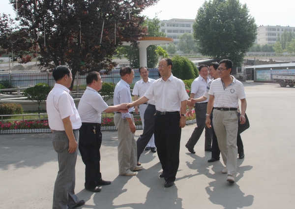 下石節(jié)礦黨政領(lǐng)導(dǎo)熱烈歡迎黃書記一行的到來 下石節(jié)礦黨政領(lǐng)導(dǎo)熱烈歡迎黃書記一行的到來