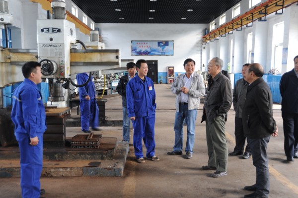 李秘書長在車間指導工作 李秘書長在車間指導工作