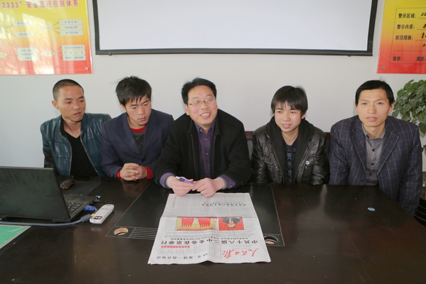 該礦綜掘一隊(duì)干部職工熱議“兩會(huì)”動(dòng)態(tài) 該礦綜掘一隊(duì)干部職工熱議“兩會(huì)”動(dòng)態(tài)