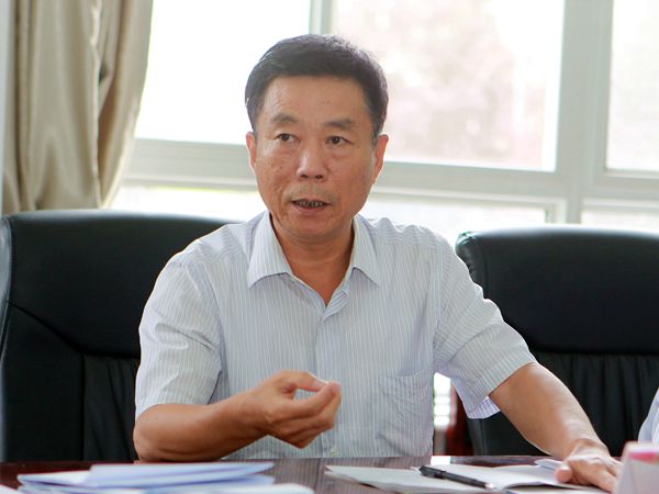 陜煤團公司董事、副總經(jīng)理閔龍在會上講話