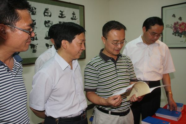 省國資委領(lǐng)導(dǎo)深入該礦廉潔文化教育室查看資料 省國資委領(lǐng)導(dǎo)深入該礦廉潔文化教育室查看資料
