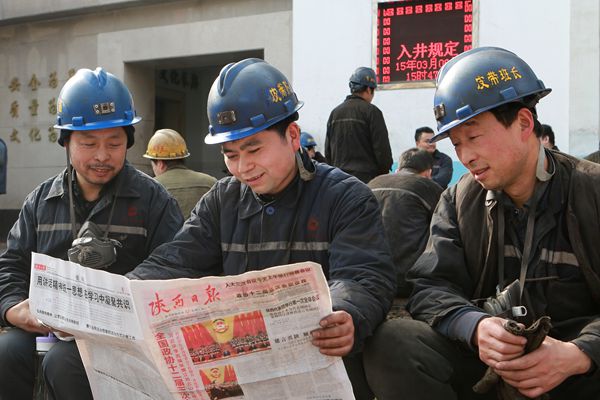一線職工小憩時關(guān)注兩會消息 一線職工小憩時關(guān)注兩會消息