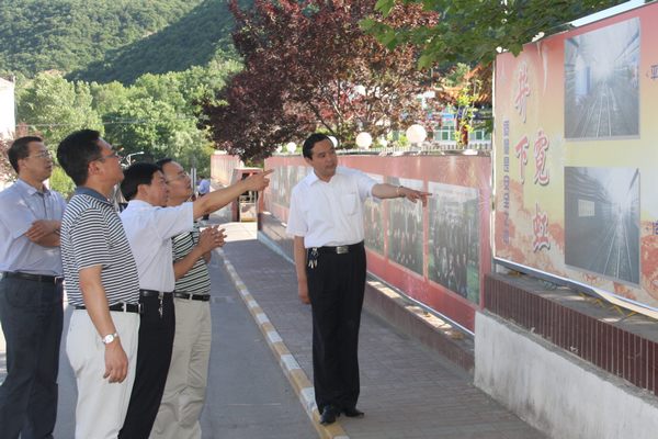 省國資委領(lǐng)導(dǎo)查看該礦井下質(zhì)量保準(zhǔn)化展示牌版 省國資委領(lǐng)導(dǎo)查看該礦井下質(zhì)量保準(zhǔn)化展示牌版