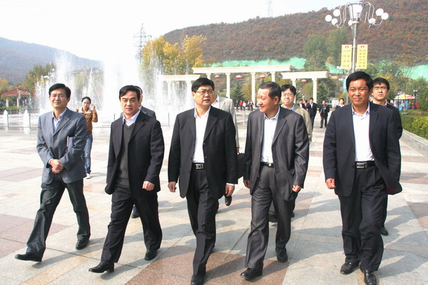 檢查組領(lǐng)導參觀下石節(jié)礦欣怡文化廣場 檢查組領(lǐng)導參觀下石節(jié)礦欣怡文化廣場