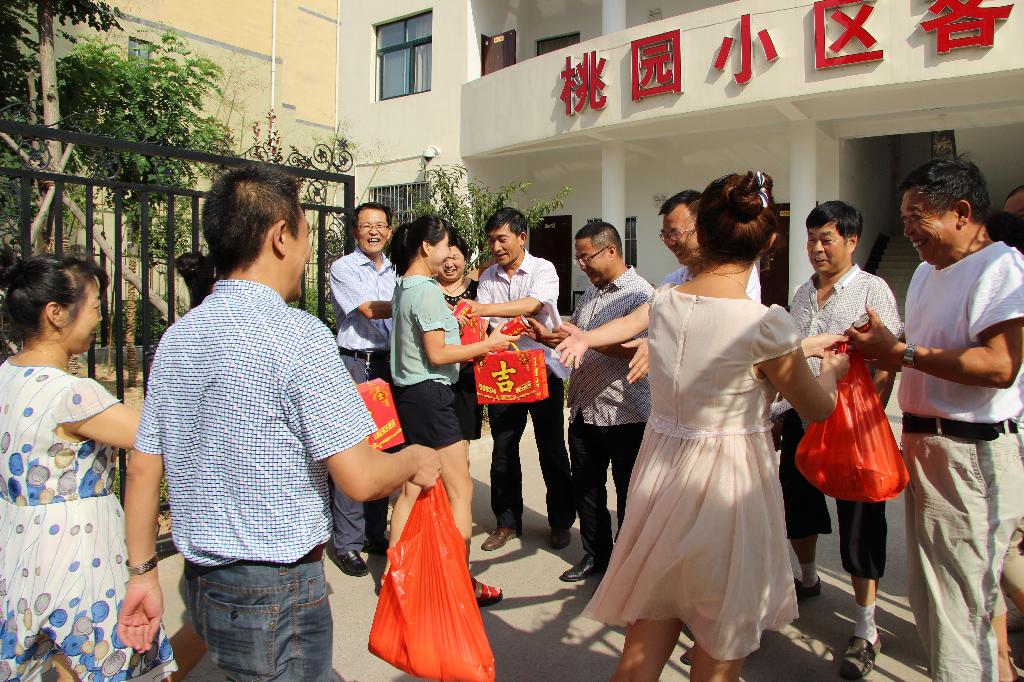 桃園社區(qū)組織團(tuán)員青年開展夏季送清涼活動(dòng) 桃園社區(qū)組織團(tuán)員青年開展夏季送清涼活動(dòng)