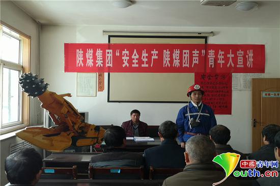 采風(fēng)團(tuán)聆聽礦工作工作匯報(bào)。閻夢(mèng)圓　攝