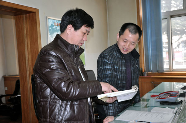 黨委書記李新中查看干部跟班下井記錄 黨委書記李新中查看干部跟班下井記錄
