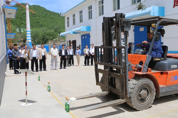 省總工會領(lǐng)導(dǎo)現(xiàn)場觀摩職工技能演練——叉車挑雞蛋 省總工會領(lǐng)導(dǎo)現(xiàn)場觀摩職工技能演練——叉車挑雞蛋