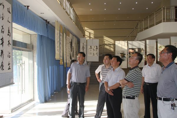 省國資委領(lǐng)導(dǎo)參觀該礦職工書畫展 省國資委領(lǐng)導(dǎo)參觀該礦職工書畫展