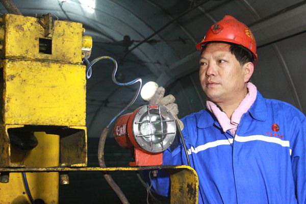 運輸區(qū)區(qū)長雷平義第一個到現(xiàn)場確認機車安全狀態(tài) 運輸區(qū)區(qū)長雷平義第一個到現(xiàn)場確認機車安全狀態(tài)
