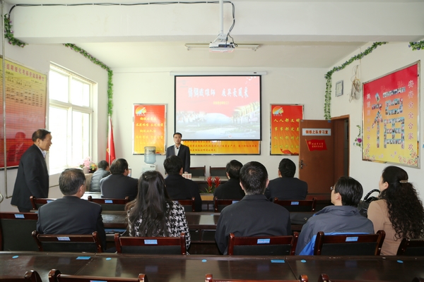 6. 現場觀摩了被譽為“鋼鐵之隊”的該礦綜采隊《鑄鋼鐵雄師 展英豪風采》情況介紹 6. 現場觀摩了被譽為“鋼鐵之隊”的該礦綜采隊《鑄鋼鐵雄師 展英豪風采》情況介紹