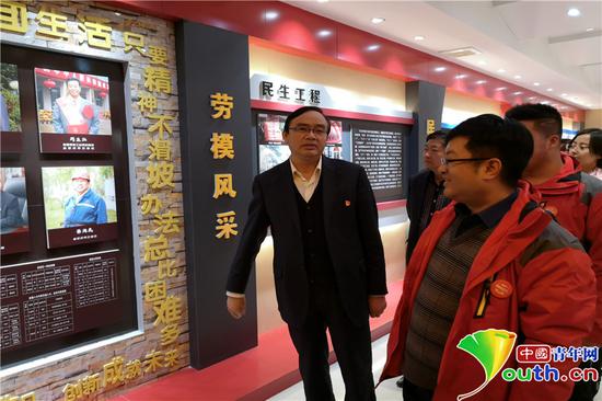 采風(fēng)團(tuán)成員參觀下石節(jié)煤礦。閻夢(mèng)圓　攝