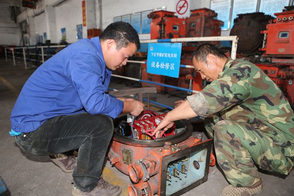 機電車間電修工徐庭軍和徒弟正在檢修開關(guān) 機電車間電修工徐庭軍和徒弟正在檢修開關(guān)