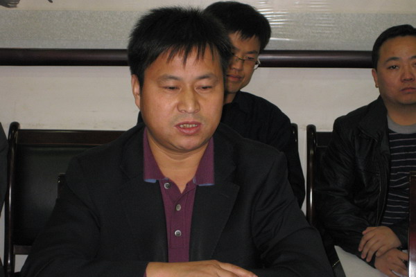 礦業(yè)公司副總熊鵬輝同志介紹礦業(yè)公司情況 礦業(yè)公司副總熊鵬輝同志介紹礦業(yè)公司情況