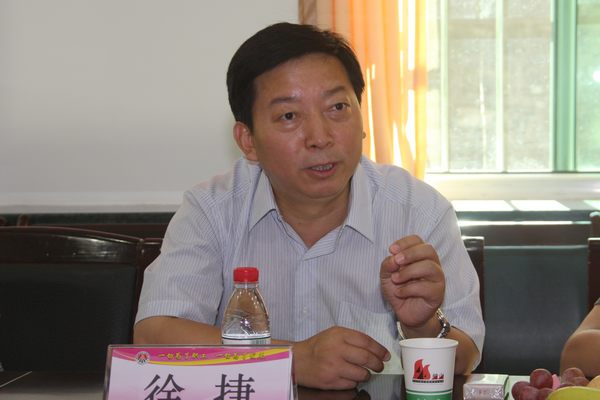 公司黨委副書記、紀委書記徐捷介紹國資委領導來礦調(diào)研的目的 公司黨委副書記、紀委書記徐捷介紹國資委領導來礦調(diào)研的目的