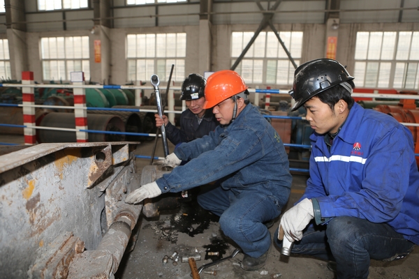 該礦技術(shù)職工與廠方技術(shù)人員精心維護綜掘設(shè)備 該礦技術(shù)職工與廠方技術(shù)人員精心維護綜掘設(shè)備