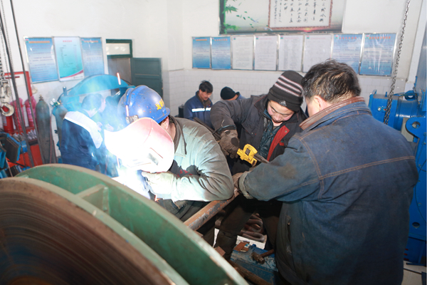 大皮帶機(jī)房內(nèi)繁忙的檢修場景 大皮帶機(jī)房內(nèi)繁忙的檢修場景