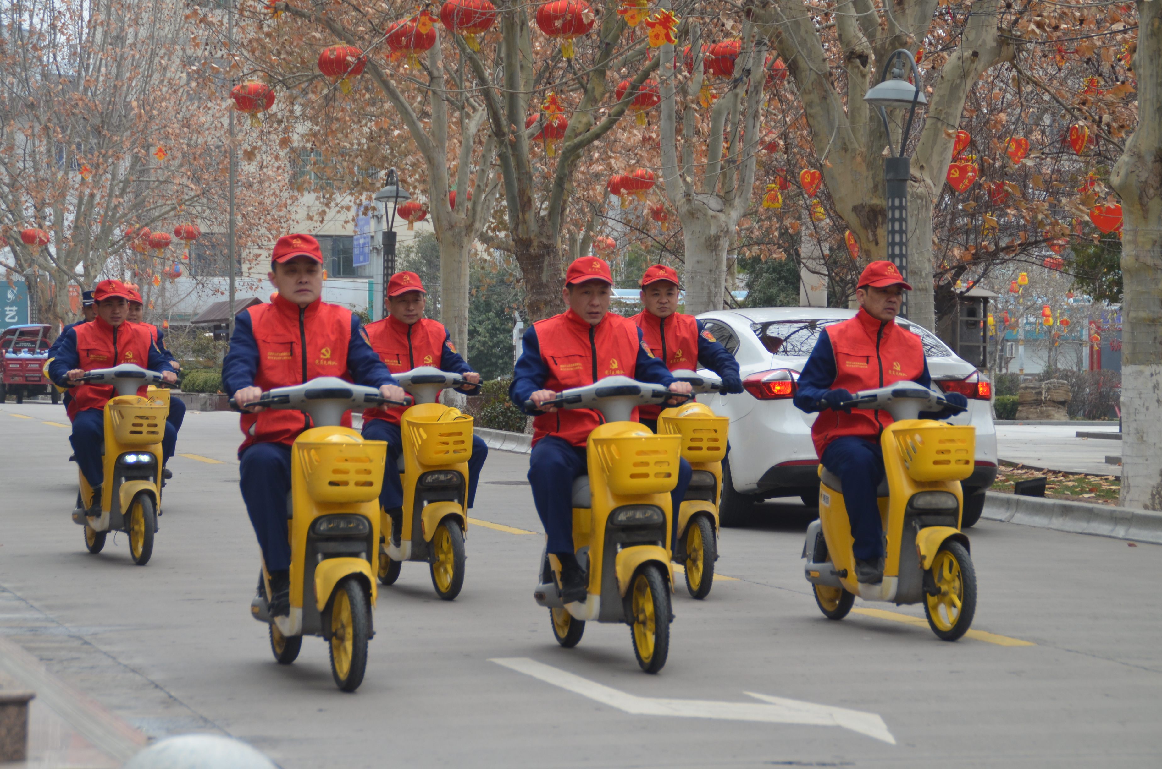 公司團委組織青年志愿者在市區(qū)宣傳綠色出行、文明出行志愿服務(wù)活動