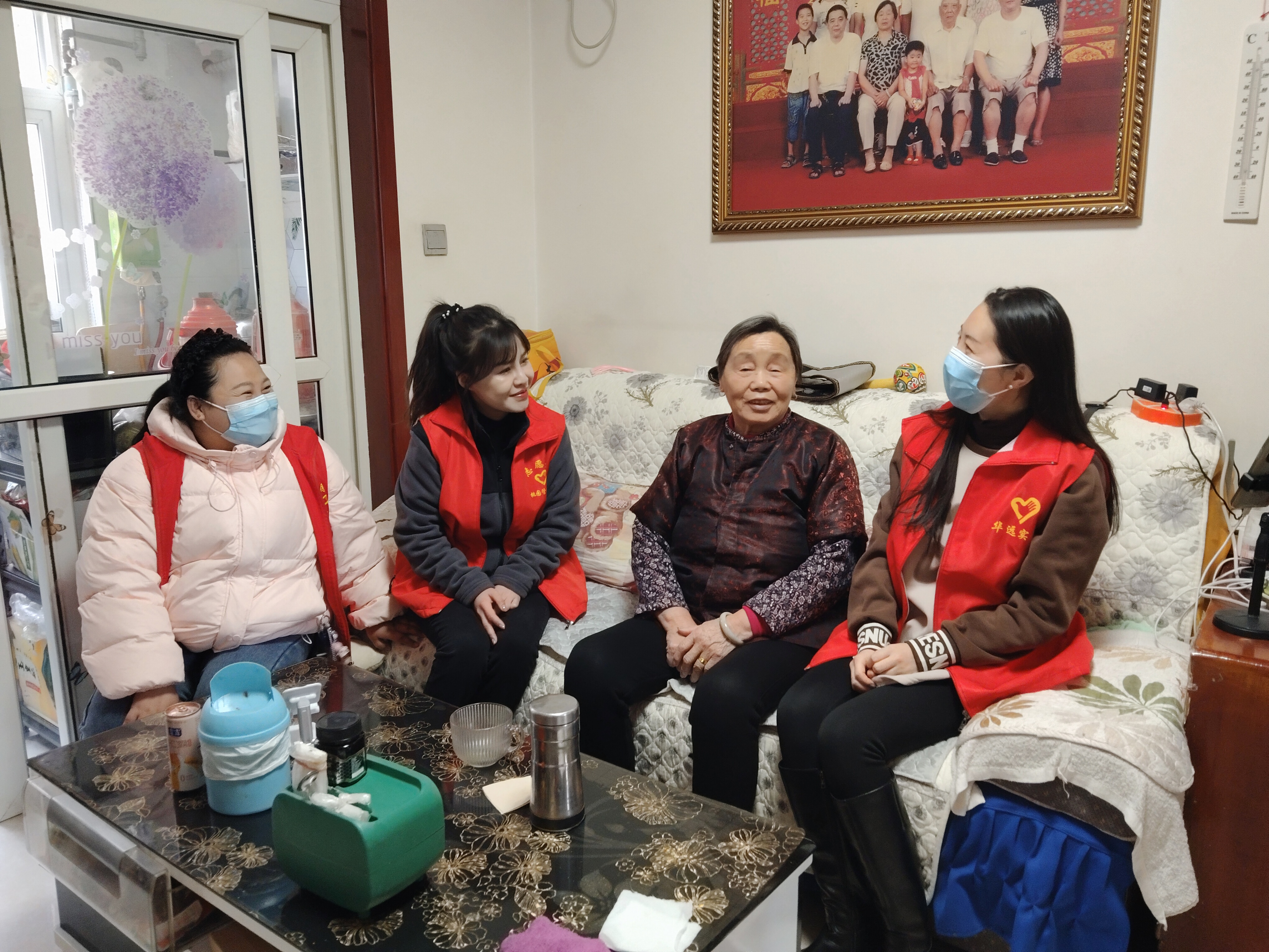 公司團委組織青年志愿者桃園小區(qū)開展關(guān)愛孤寡老人、空巢老人志愿服務(wù)活